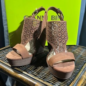 Raelyn Hampton Tan Gianni Bini Wedges/Sandals